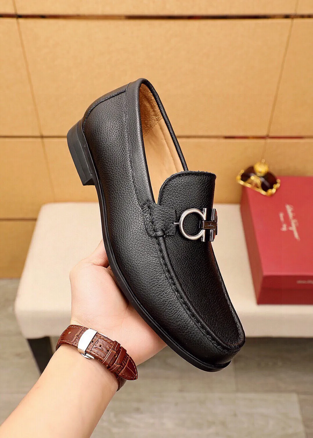 Men's shoes 💰480 💐 Product trademark: Ferragamo "Ferragamo" casual leather shoes Regular size: 38-44 (45🉑️customized) Product materials: Selected imported first-layer pebbled cowhide leather upper + luxury hardware buckle, imported water-dyed cowhide leather lining. Strong three-dimensional visual effect, original outsole color: 4⃣️seed leather materials available